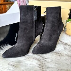 🎁Nine West Leather suede booties with metal black metal heels🎁